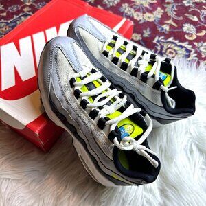 Nike Air Max 95 Grey Volt Youth 6.5Y Streetwear Sneaker Classic Retro Style